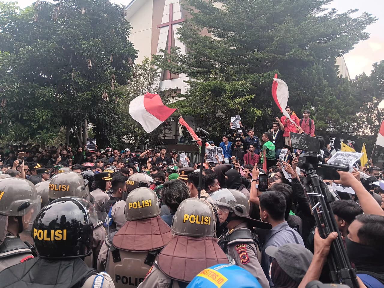 FT: BAMBANG/RADARSUKABUMI RICUH: Kondisi aksi unjuk rasa di Halaman DPRD Kota Sukabumi, saat terjadi ricuh, Senin (1/8).