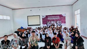 KKN UMMI Cibaregbeg Edukasi Siswa Soal Kenakalan Remaja