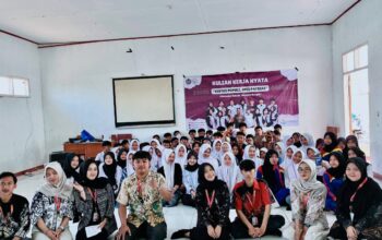 Kelompok Kuliah Kerja Nyata (KKN) 33 Universitas Muhammadiyah Sukabumi (UMMI) menggelar sosialisasi di SMP dan SMK Akademik Bani Agung, Desa Cibaregbeg, Kecamatan Sagaranten, Rabu (6/8).