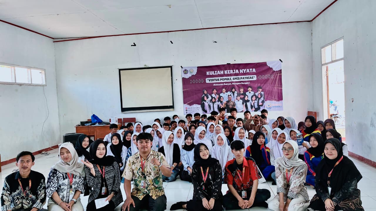 Kelompok Kuliah Kerja Nyata (KKN) 33 Universitas Muhammadiyah Sukabumi (UMMI) menggelar sosialisasi di SMP dan SMK Akademik Bani Agung, Desa Cibaregbeg, Kecamatan Sagaranten, Rabu (6/8).