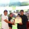 Bupati saat memberikan penghargaan kepada masyarakat taat bayar pajak.