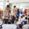 FOTO : NANDI/ RADARSUKABUMI Suasana saat Kapolres Sukabumi AKBP Dr. Samian meninjau penyaluran MBG di SMPN 1 Palabuhanratu.