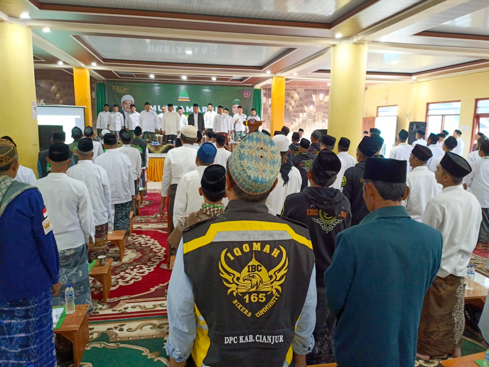 KHIDMAT : Ribuan jemaah saat mengikuti Muktamar II IQOMAH di Aula Masjid Agung Al-Iqomah, Pondok Pesantren Azzainiyyah, Desa Perbawati, Kabupaten Sukabumi, Senin (01/9) malam.