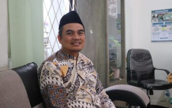 DIWAWANCARA: Ketua Baznas Kota Sukabumi, Miftah Amir, saat diwawancara di ruang kerjanya, belum lama ini.