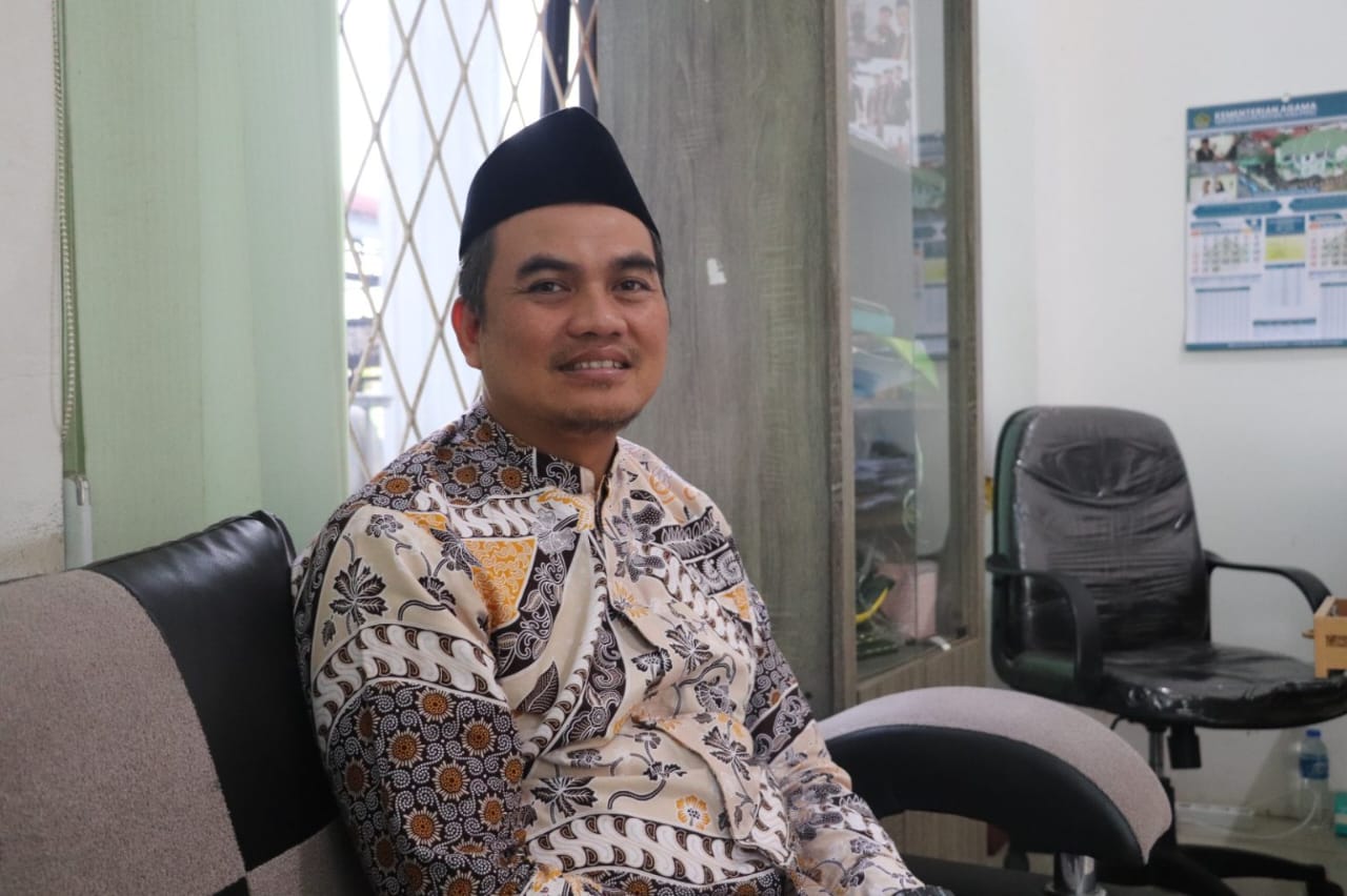 DIWAWANCARA: Ketua Baznas Kota Sukabumi, Miftah Amir, saat diwawancara di ruang kerjanya, belum lama ini.