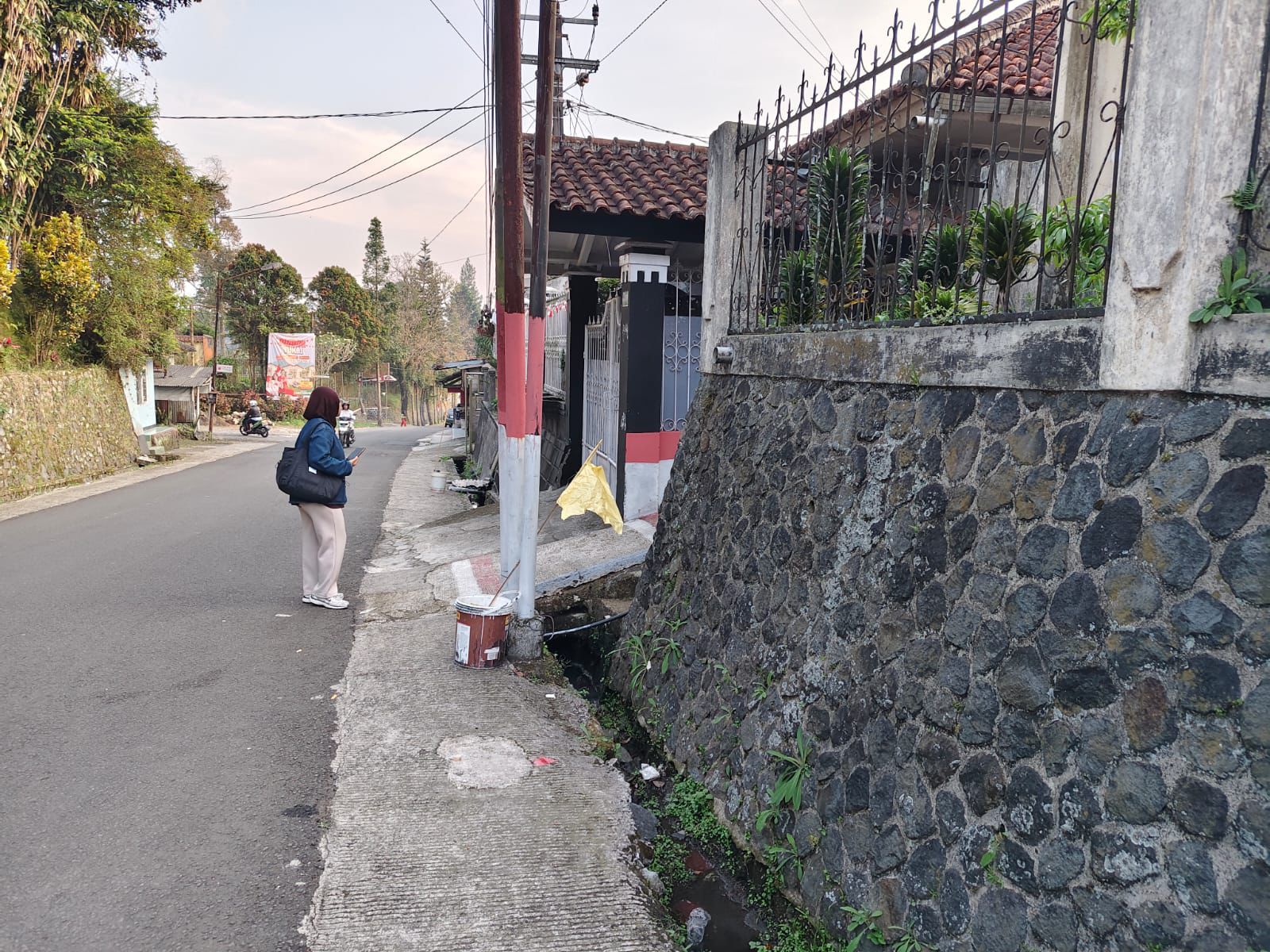 PASCA KEJADIAN : Suasana gorong-gorong yang jadi lokasi korban ditemukan tewas bersimbah darah di Kampung Selabintana Kulon, Desa Sudajayagirang, Kecamatan Sukabumi.(FOTO : DENDI/RADAR SUKABUMI)