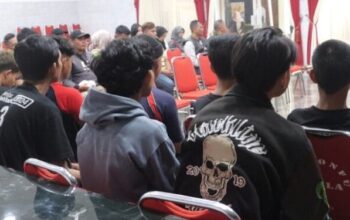 DISERAHKAN: Polres Sukabumi Kota menyerahkan 12 remaja yang terbukti positif mengonsumsi obat keras terbatas saat mengikuti unjuk rasa Gerakan Amarah Rakyat Sukabumi ke BNNK Sukabumi untuk menjalani proses rehabilitasi, belum lama ini.