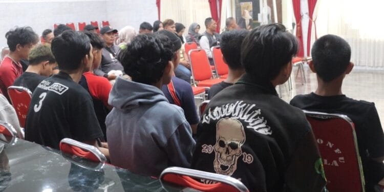 DISERAHKAN: Polres Sukabumi Kota menyerahkan 12 remaja yang terbukti positif mengonsumsi obat keras terbatas saat mengikuti unjuk rasa Gerakan Amarah Rakyat Sukabumi ke BNNK Sukabumi untuk menjalani proses rehabilitasi, belum lama ini.