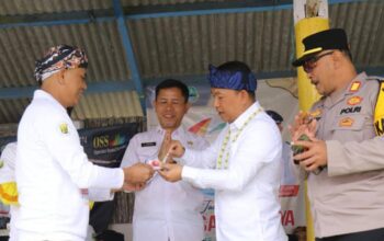 Wabup Sukabumi Andreas saat menghadiri peringatan Hari Jadi ke-43 desa Girijaya, Kecamatan Cidahu.