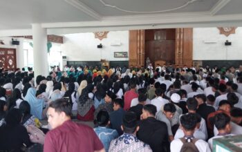Suasana doa bersama di masjid agung Palabuhanratu, Kabupaten Sukabumi