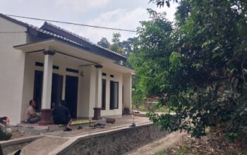 Suasana rumah duka keluarga almarhum Heri Wibawa warga Kampung Cimantaja, Desa Cikiray, Kecamatan Cikidang, Kabupaten Sukabumi
