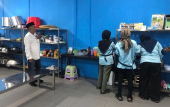 DITINJAU : Owner Kharisma Cendikia Indonesia Group, sekaligus mitra BGN, H. Munjayid, saat meninjau lokasi SPPG Cisaat, yang berlokasi di Jalan Raya Cikiray Nomor 21, RT 04/RW 02, Desa Sukamanah, Kecamatan Cisaat, Kabupaten Sukabumi, pada Minggu (07/9).