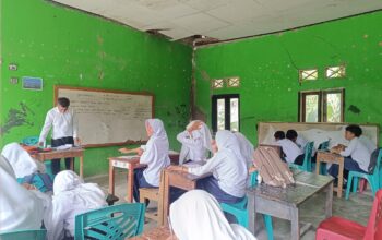 Kondisi saat para siswa belajar di kelas yang kondisinya rusak terdampak pergerakan tanah di Kampung Gempol, Desa Cikadu, Kecamatan Palabuhanratu, Kabupaten Sukabumi