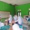 Kondisi saat para siswa belajar di kelas yang kondisinya rusak terdampak pergerakan tanah di Kampung Gempol, Desa Cikadu, Kecamatan Palabuhanratu, Kabupaten Sukabumi