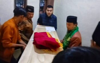 Suasana saat jenazah almarhum Heri Wibawa tiba di rumah duka di Kampung Cimantaja, Desa Cikiray, Kecamatan Cikidang, Kabupaten Sukabumi.
