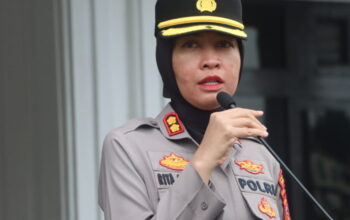 MENJELASKAN: Kapolres Sukabumi Kota, AKBP Rita Suwadi, mengingatkan jajarannya untuk senantiasa menjaga citra positif Polri di tengah dinamika politik dan derasnya arus informasi di era digital.