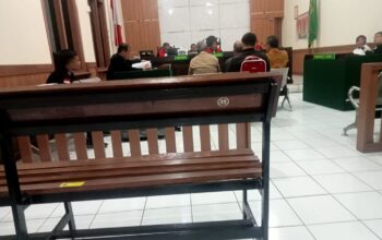 DISIDANG : Kepala Desa Cikujang, Kecamatan Gunungguruh, Kabupaten Sukabumi, Heni Mulyani (53) saat menjalani sidang ke 3 dengan menghadirkan saksi ahli di Pengadilan Negeri Tipikor Bandung, belum lama ini.