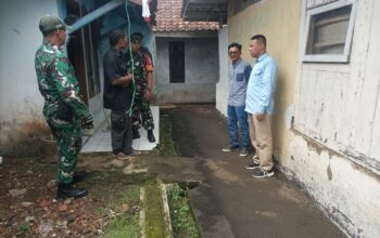 PEDULI : Danramil 0607-01/Sukaraja Kapten Inf Amad Amin, S.Pd.I bersama jajarannya, saat meninjau lokasi rumah milik Jafar Sidiq (55), seorang petani asal Kampung Ciburahol, Desa Bojongsawah, Kecamatan Kebonpedes, Kabupaten Sukabumi pada Kamis (11/9).