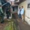 PEDULI : Danramil 0607-01/Sukaraja Kapten Inf Amad Amin, S.Pd.I bersama jajarannya, saat meninjau lokasi rumah milik Jafar Sidiq (55), seorang petani asal Kampung Ciburahol, Desa Bojongsawah, Kecamatan Kebonpedes, Kabupaten Sukabumi pada Kamis (11/9).