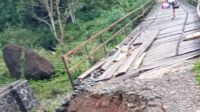 Jalan Antar Kampung Tertutup Longsor, Warga Cikakak Gunakan Jalur Alternatif