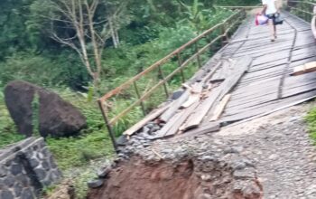 Kondisi jalan yang amblas karena longsor di Kampung Cihangasa, RT 01/08, Desa Sirnarasa.