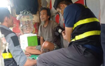PERAWATAN: Sidokkes Polres Sukabumi Kota saat melakukan pemeriksaan kesehatan terhadap seorang lansia, Ece (58), warga Kampung Pangkalan RT3/6, Kelurahan Cipanengah, Kecamatan Lembursitu, belum lama ini.