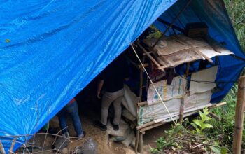 Suasana tambang di Blok Pasir Gombong, Kampung Cipedes, Desa Ridogalih, Kecamatan Cikakak, Kabupaten Sukabumi,