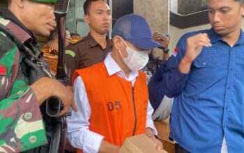 DIAMANKAN : Petugas Kejaksaan Negeri Kabupaten Sukabumi, saat menggiring UMJ, Kepala Desa Cikahuripan, Kecamatan Kadudampit, Kabupaten Sukabumi yang tersandung kasus Tipikor pada Kamis (11/9).