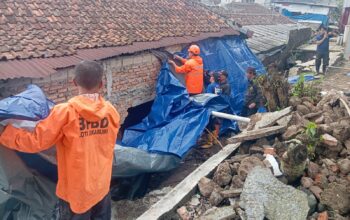 EVAKUASI: Sejumlah petugas BPBD Kota Sukabumi saat melakukan evakuasi rumah warga di Jalan Pemuda, Gang Ojo, RT1/7, Kelurahan Citamiang, Kecamatan Citamiang.