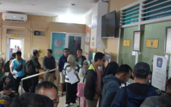 MENGANTRE: Sejumlah pemohon pembuatan SKCK di Mapolres Sukabumi Kota, Jumat (12/9).