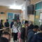 MENGANTRE: Sejumlah pemohon pembuatan SKCK di Mapolres Sukabumi Kota, Jumat (12/9).