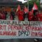FT: BAMBANG/RADARSUKABUMI DEMO: Sejumlah massa saat menggelar aksi unjuk rasa depan Balai Kota Sukabumi, Jumat (12/9).