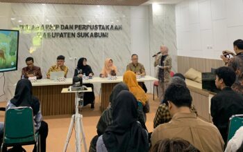 SAMBUTAN : Kepala Diarpus Kabupaten Sukabumi, Hj. Aisah saat memberikan sambutan Bedah Buku di aula Diarpus Kabupaten Sukabumi.
