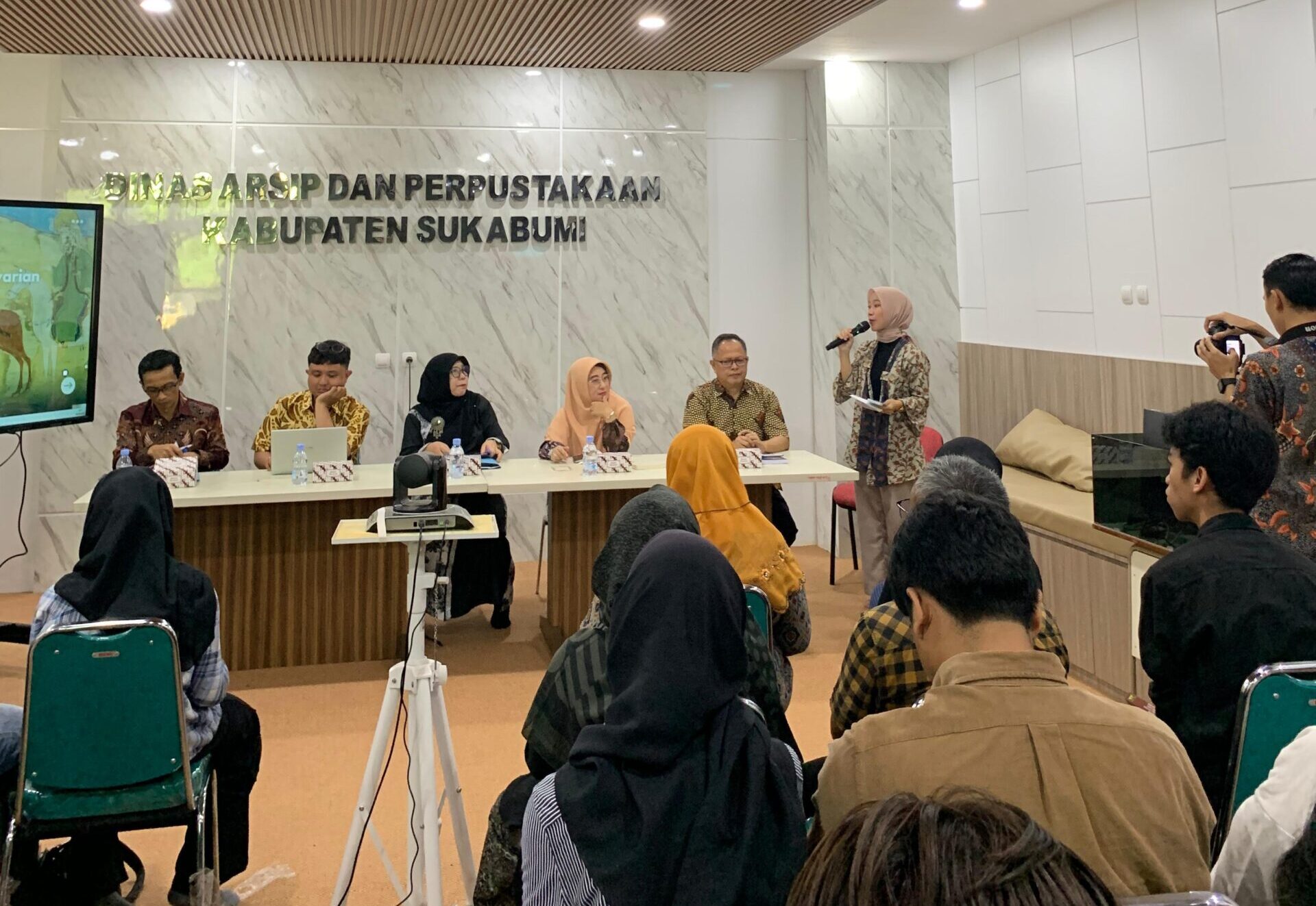 SAMBUTAN : Kepala Diarpus Kabupaten Sukabumi, Hj. Aisah saat memberikan sambutan Bedah Buku di aula Diarpus Kabupaten Sukabumi.