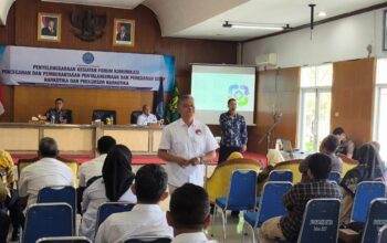 ARAHAN : KBO Satnarkoba Polres Sukabumi Kota, Iptu Rahmat, saat sambutan pada rapat Forum Komunikasi Tim Terpadu P4GN Tingkat Kabupaten Sukabumi, di Gedung Pendopo Kabupaten Sukabumi.