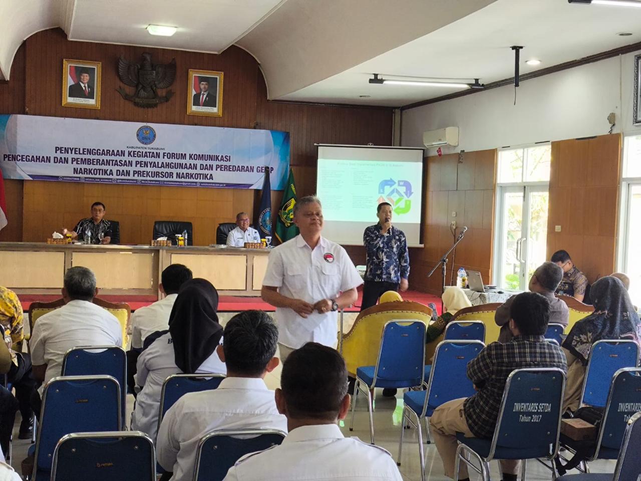 ARAHAN : KBO Satnarkoba Polres Sukabumi Kota, Iptu Rahmat, saat sambutan pada rapat Forum Komunikasi Tim Terpadu P4GN Tingkat Kabupaten Sukabumi, di Gedung Pendopo Kabupaten Sukabumi.