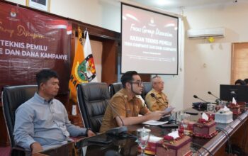 SAMBUTAN: Wakil Wali Kota Sukabumi, Bobby Maulana melakukan sambutan saat FGD yang digelar KPU Kota Sukabumi di Operation Room Setda, Senin (15/9).