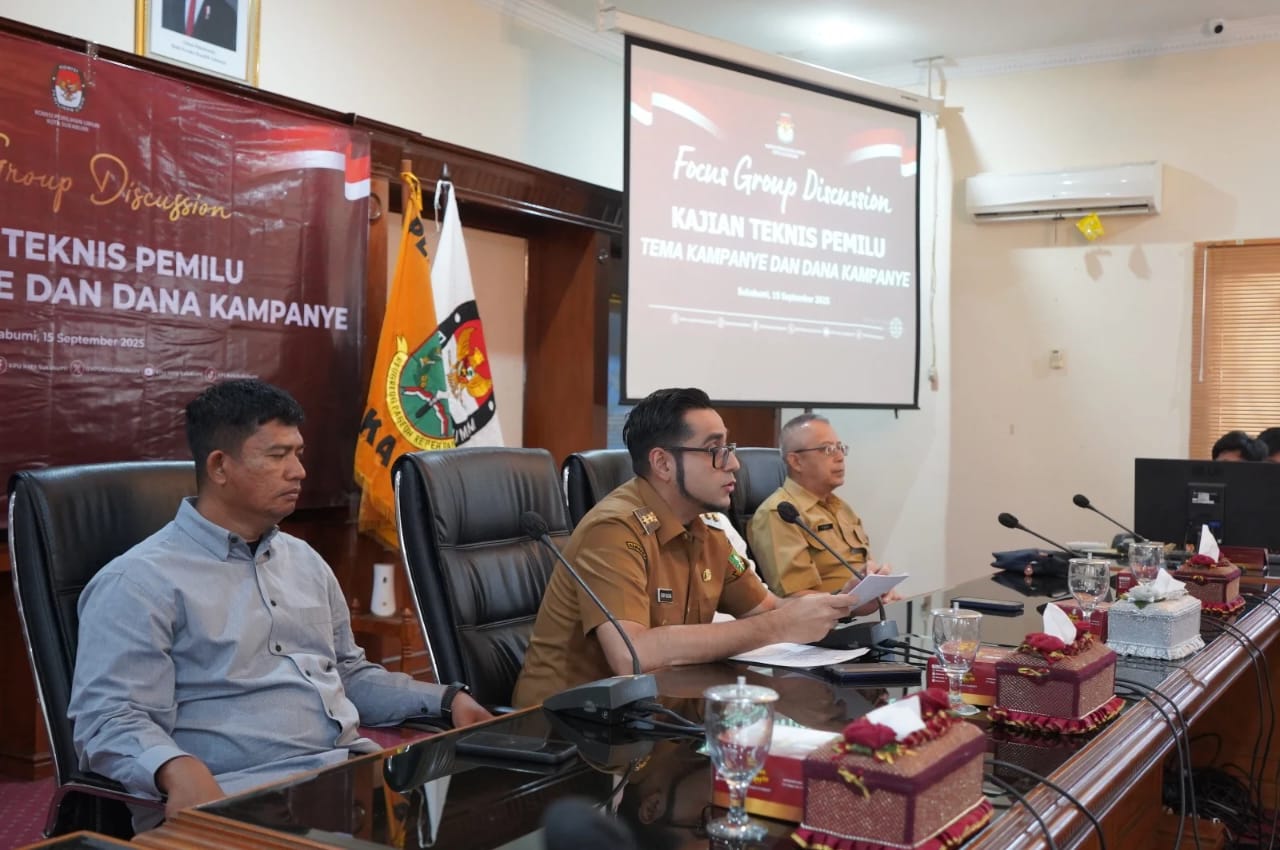SAMBUTAN: Wakil Wali Kota Sukabumi, Bobby Maulana melakukan sambutan saat FGD yang digelar KPU Kota Sukabumi di Operation Room Setda, Senin (15/9).