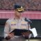 UPACARA: Wakapolres Sukabumi Kota, Kompol Fajar Anbiya saat mempimpin upacara di SMKN 1 Kota Sukabumi, Senin (15/9).