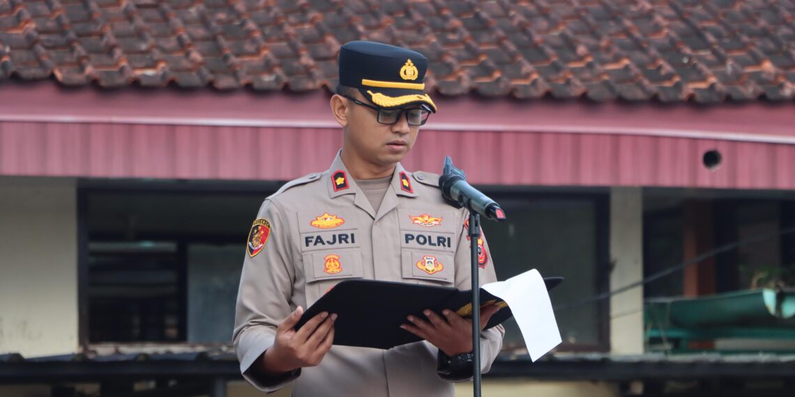 UPACARA: Wakapolres Sukabumi Kota, Kompol Fajar Anbiya saat mempimpin upacara di SMKN 1 Kota Sukabumi, Senin (15/9).