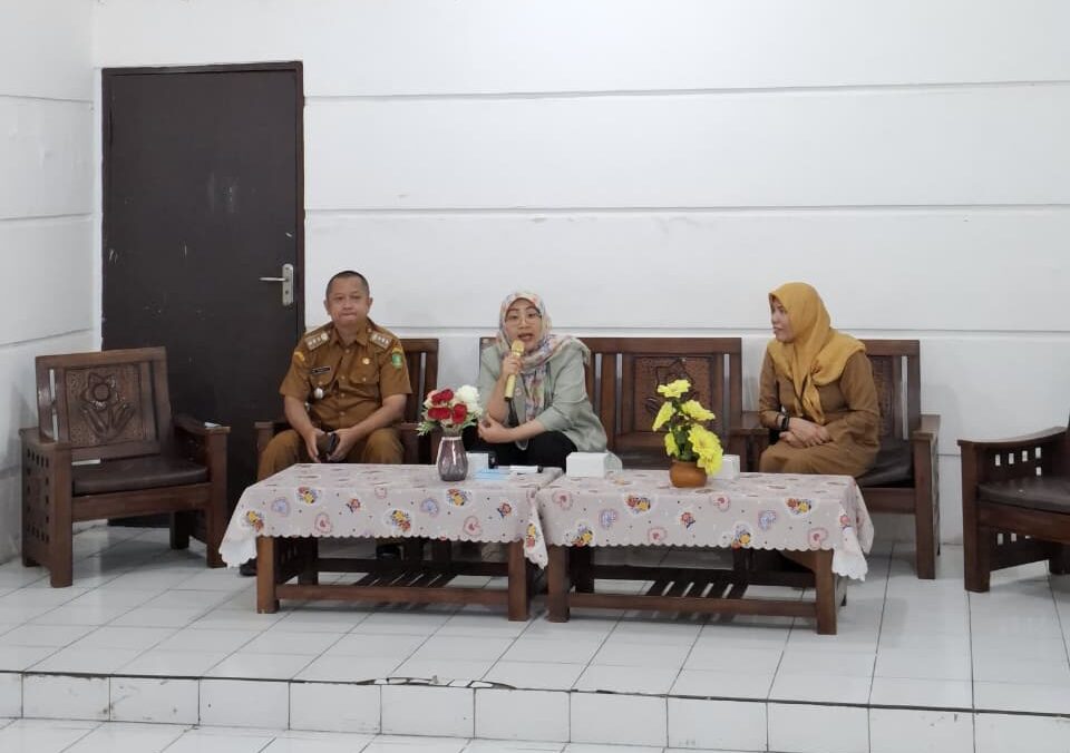 MENJELASKAN: JF Pembimbing Kesehatan Kerja Ahli Madya, Wa Ode Rosinah saat menggelar forum komunitas kecamatan sebagai persiapan menuju verifikasi Open Defecation Free (ODF) di Kecamatan Lembursitu, Senin (15/9).