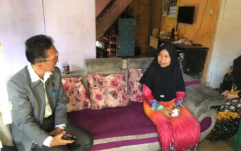 DIKUNJUNGI : Ketua DPK APINDO Sukabumi, Sudarno beserta jajaranya, saat berkunjung ke rumah korban pungli pencaker di Kampung Babakan, RT 02/RW 12, Kelurahan Sukakarya, Kecamatan Warudoyong, Kota Sukabumi pada Senin (15/9).