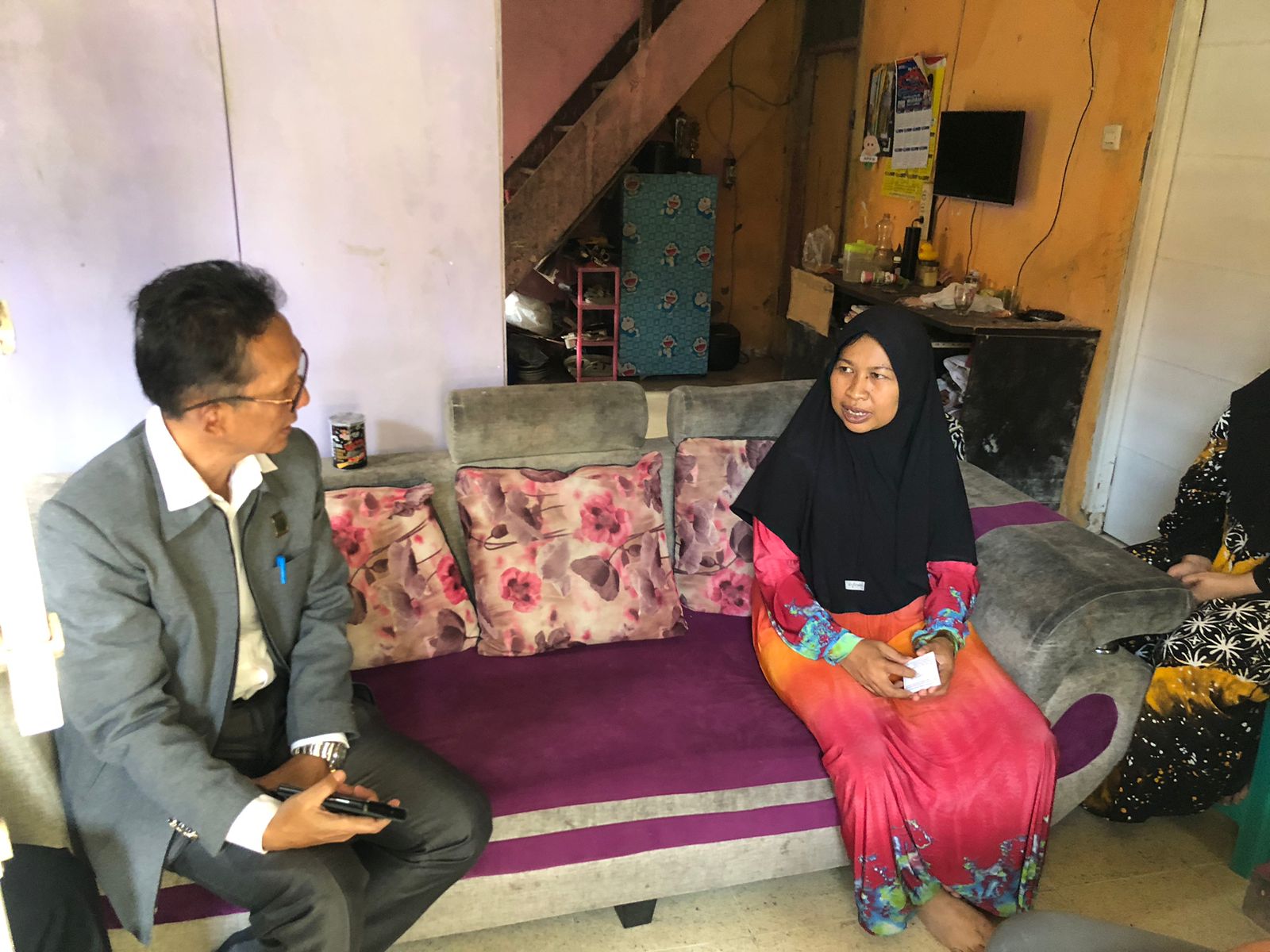 DIKUNJUNGI : Ketua DPK APINDO Sukabumi, Sudarno beserta jajaranya, saat berkunjung ke rumah korban pungli pencaker di Kampung Babakan, RT 02/RW 12, Kelurahan Sukakarya, Kecamatan Warudoyong, Kota Sukabumi pada Senin (15/9).