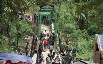 Bupati Sukabumi Asep Japar saat mengahdiri peresmian jembatan di Kecamatan Cimanggu. Senin (15/9/2025).