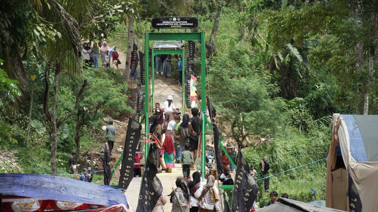 Bupati Sukabumi Asep Japar saat mengahdiri peresmian jembatan di Kecamatan Cimanggu. Senin (15/9/2025).