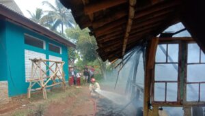 Kebakaran Hebat di Cimuncang: Rumah Ustadz Amur Hangus, Kerugian Capai Puluhan Juta