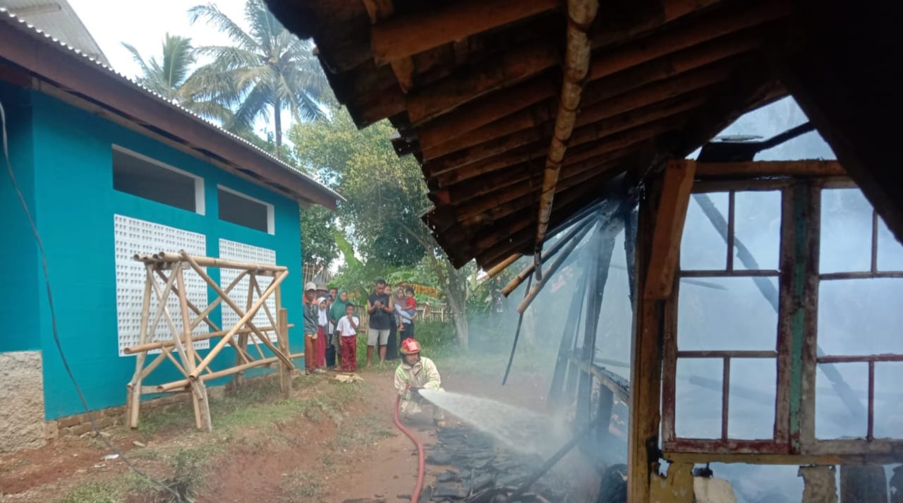 sebuah rumah panggung milik Ustadz Amur (60) dilalap api, Senin (15/9/2025) sekitar pukul 09.35 WIB.