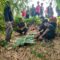 Petugas gabungan bersama warga saat mengevakuasi jenazah Ismar (17) dari aliran Sungai Cimandiri, Kampung Kebonjati, Desa Sirnaresmi, Kecamatan Gunungguruh, Kabupaten Sukabumi.(FOTO: UNTUK RADAR SUKABUMI)