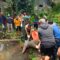 Petugas mengevakuasi jenazah perempuan dari kolam rawa di Kampung Cisarua, Desa Sagaranten, Kecamatan Sagaranten, Kabupaten Sukabumi.(FOTO: NANDI/RADARSUKABUMI)