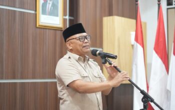 SAMBUTAN: Sekretaris Daerah Kota Sukabumi, Andang Tjahjandi, saat memberikan sambutan secara virtual di Ruang Rapat Setda Kota Sukabumi.